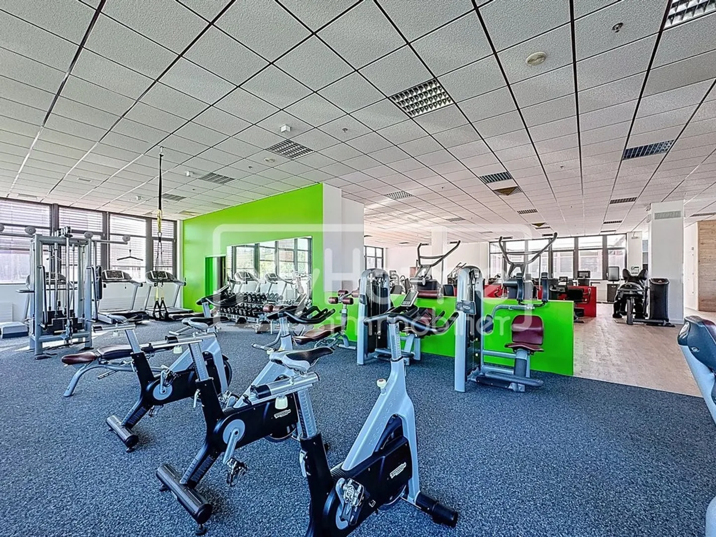 Sala fitness di 967 m2 a Lonay completamente attrezzata in affitto - Foto 1 di 12