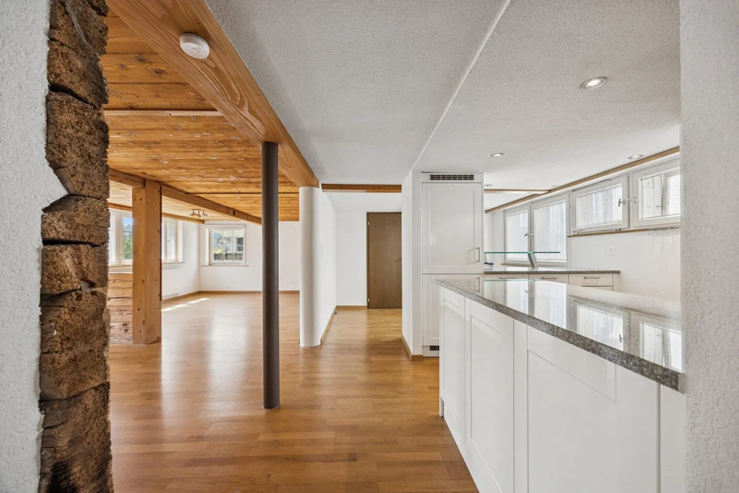 Maison individuelle imposante avec appartement séparé au cœur de Teufen - Photo 1 sur 12