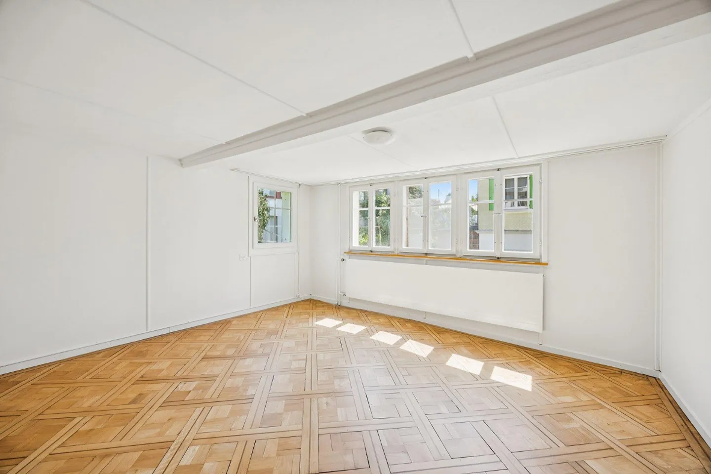 Maison individuelle imposante avec appartement séparé au cœur de Teufen - Photo 2 sur 12
