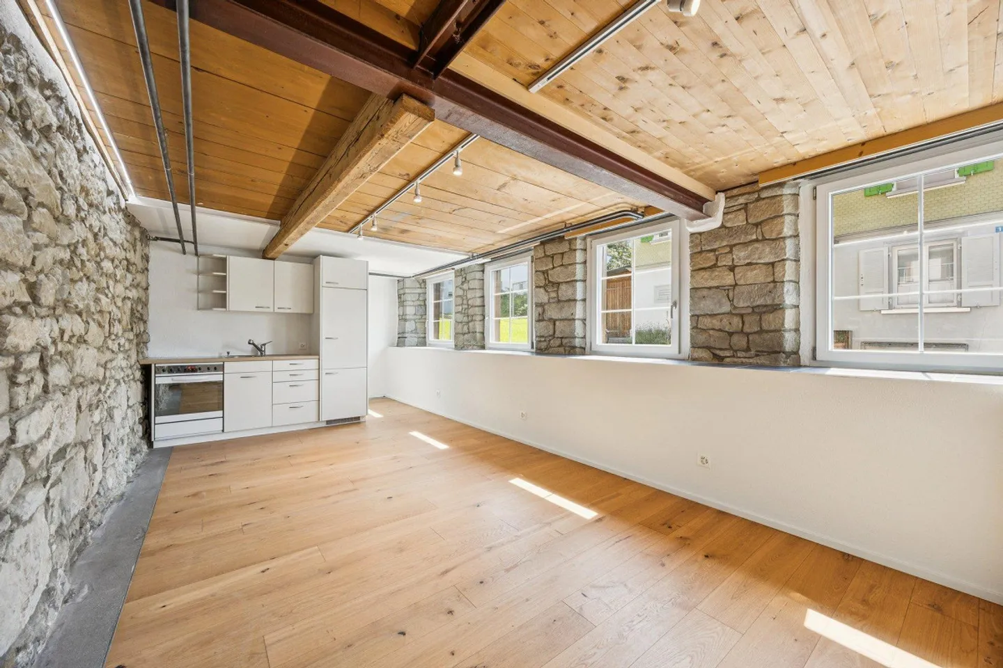 Maison individuelle imposante avec appartement séparé au cœur de Teufen - Photo 3 sur 12