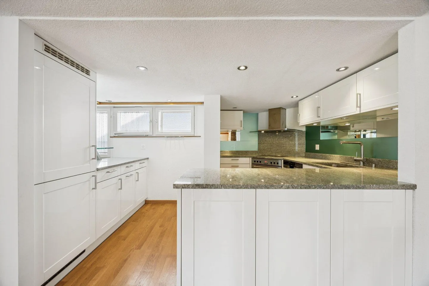 Maison individuelle imposante avec appartement séparé au cœur de Teufen - Photo 4 sur 12