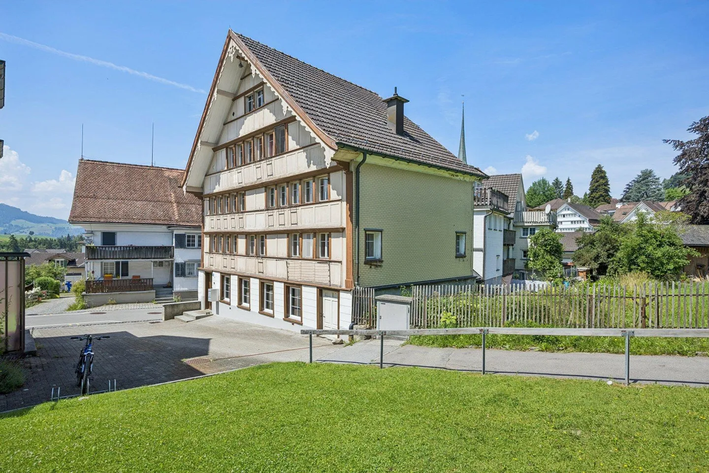 Maison individuelle imposante avec appartement séparé au cœur de Teufen - Photo 9 sur 12