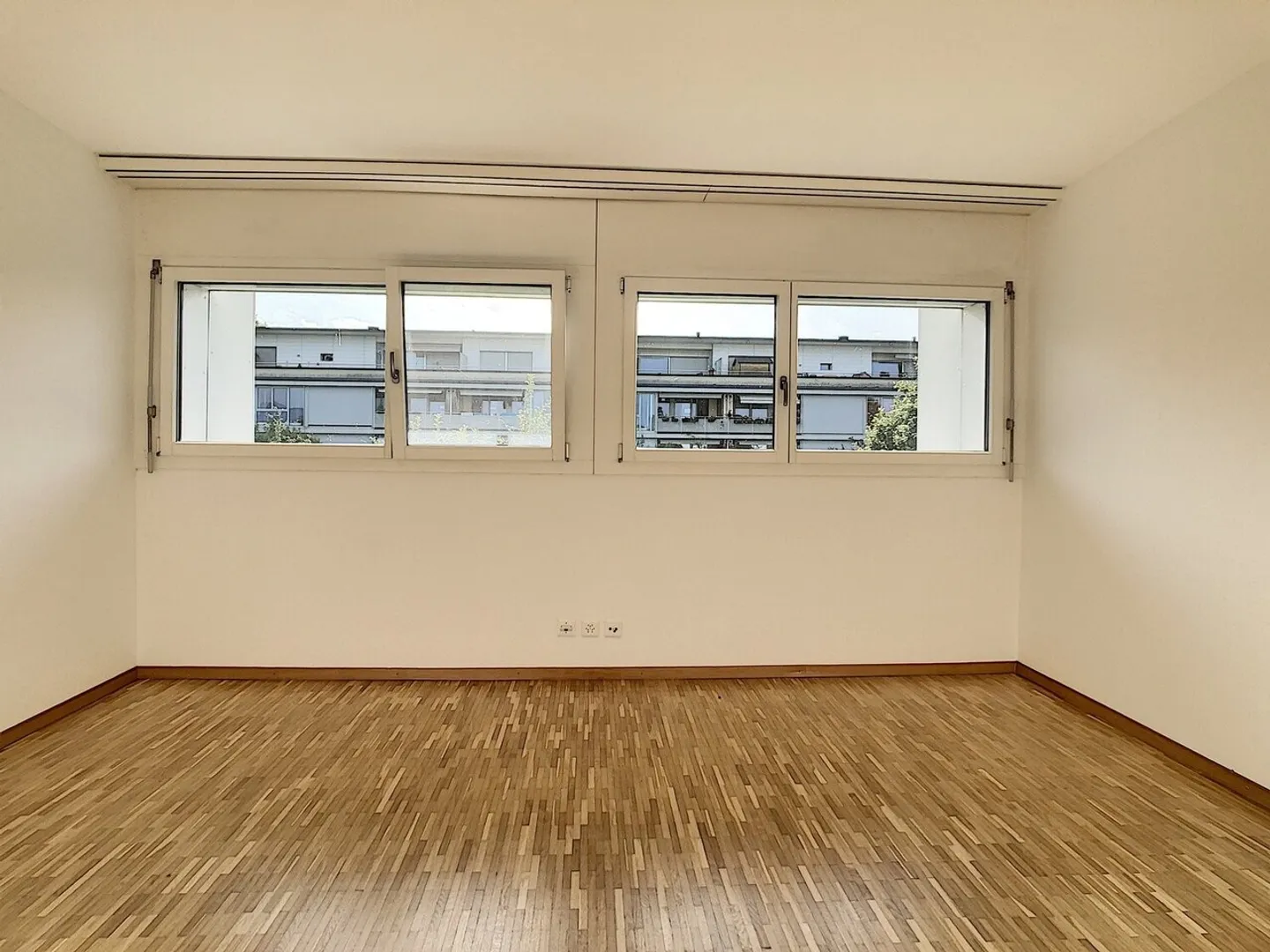 SEHR SCHÖNE ATTIKA 5.5-Zimmer-Wohnung / MAGNIFIQUE ATTIQUE DE 5.5 PIECES ! - Foto 3 von 13