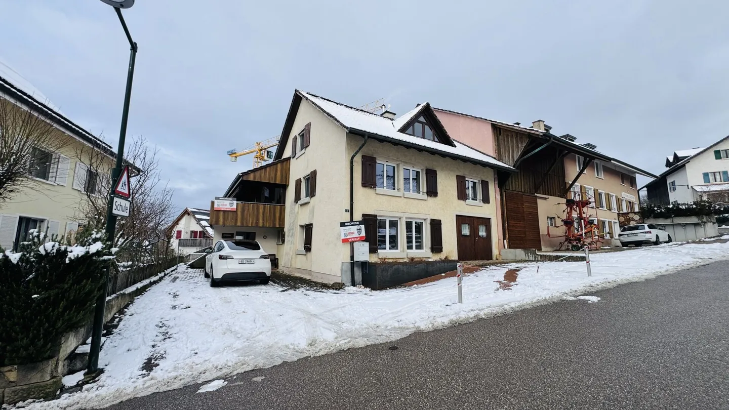 Casa bifamiliare con maisonette di 5,5 stanze + appartamento di 2,5 stanze - ideale per vivere e affittare - Foto 1 di 22