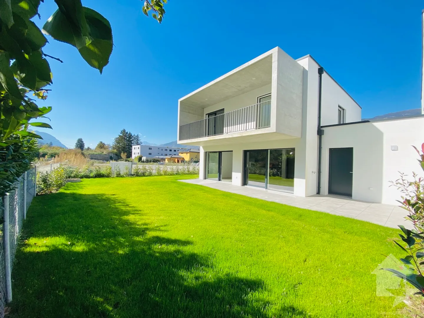 Magnifique villa neuve 5.5 Pces, jardin, grand garage et parking ! - Photo 1 sur 24