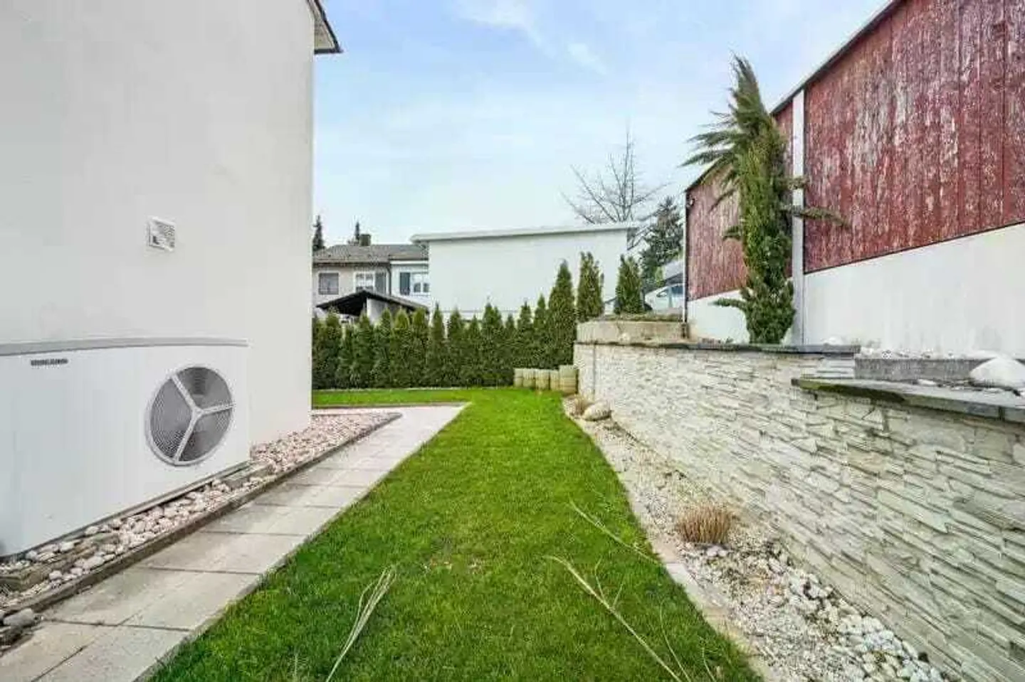 Maison d'angle lumineuse de 4,5 pièces avec jardin et piscine à Oberwil BL - Photo 8 sur 13