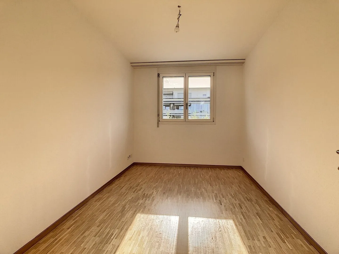 SEHR SCHÖNE ATTIKA 5.5-Zimmer-Wohnung / MAGNIFIQUE ATTIQUE DE 5.5 PIECES ! - Foto 4 von 13