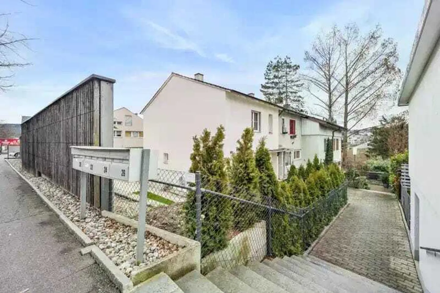 Maison d'angle lumineuse de 4,5 pièces avec jardin et piscine à Oberwil BL - Photo 5 sur 13