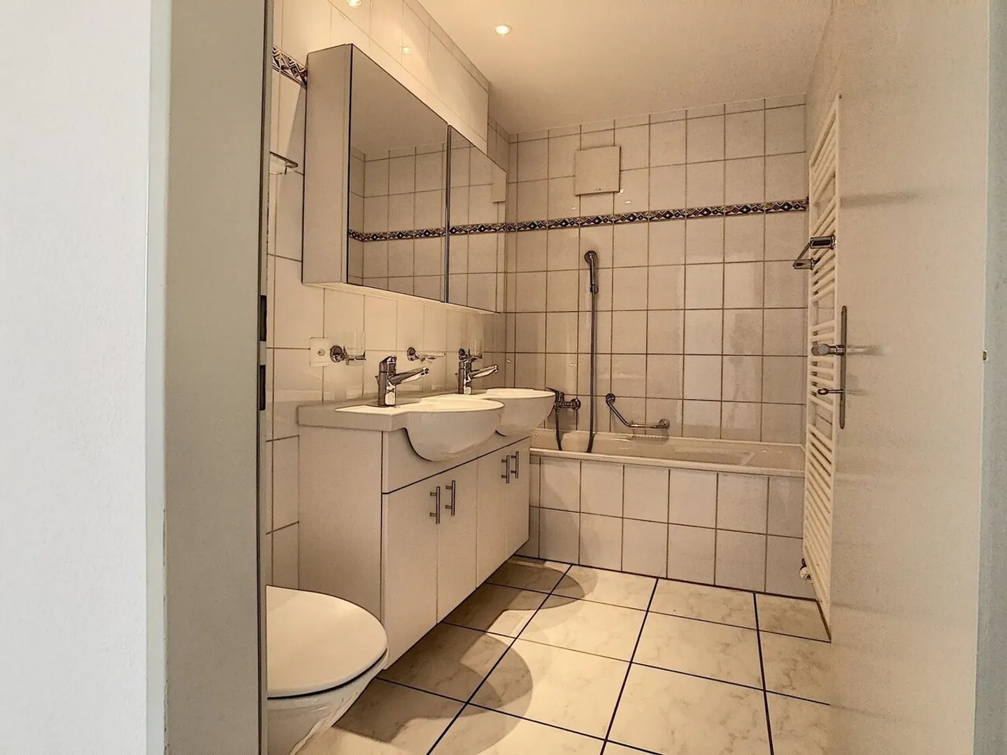 SEHR SCHÖNE ATTIKA 5.5-Zimmer-Wohnung / MAGNIFIQUE ATTIQUE DE 5.5 PIECES ! - Foto 7 von 13