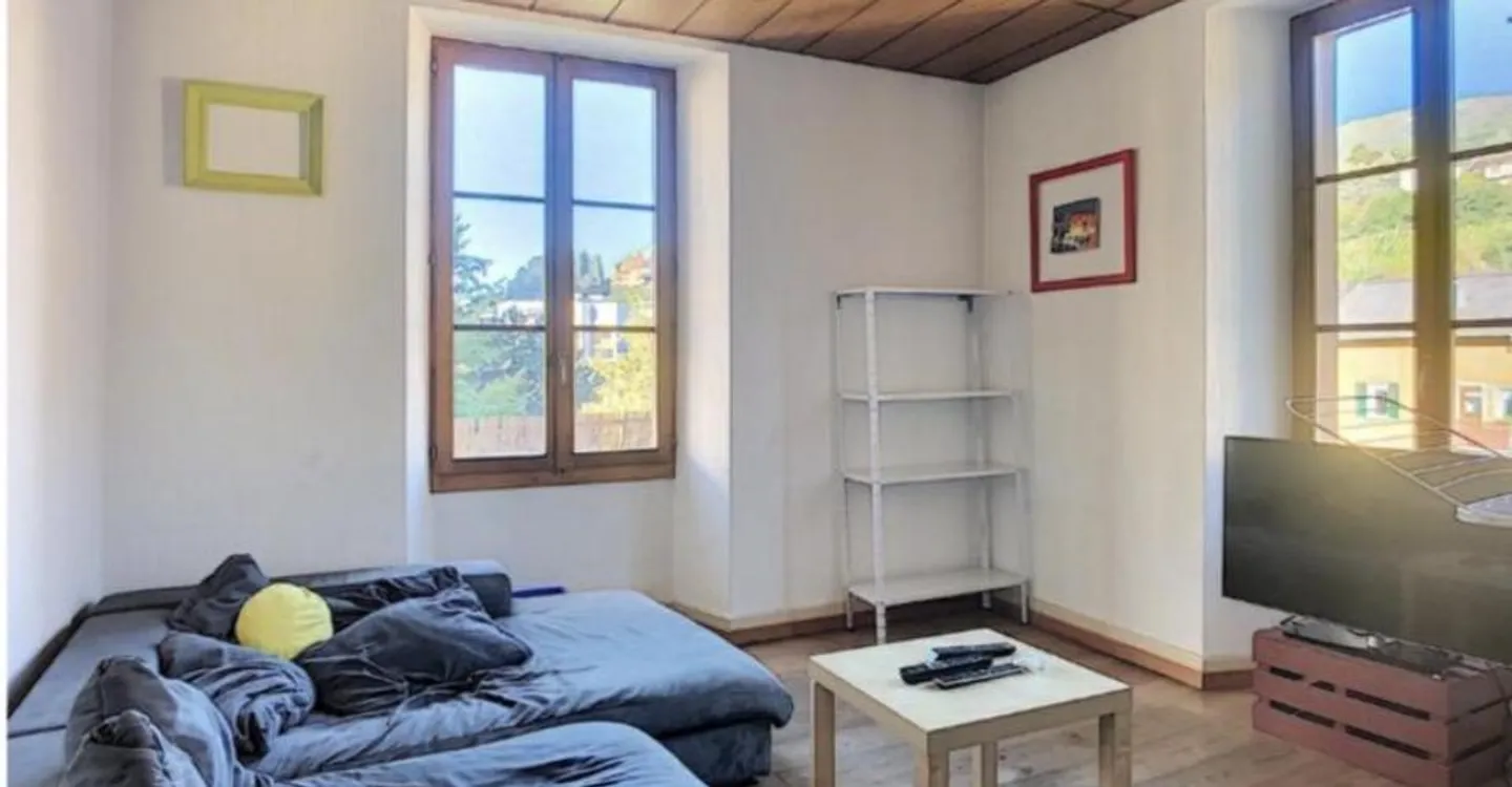 Duplex Apartment with Potential - Photo 3 of 11