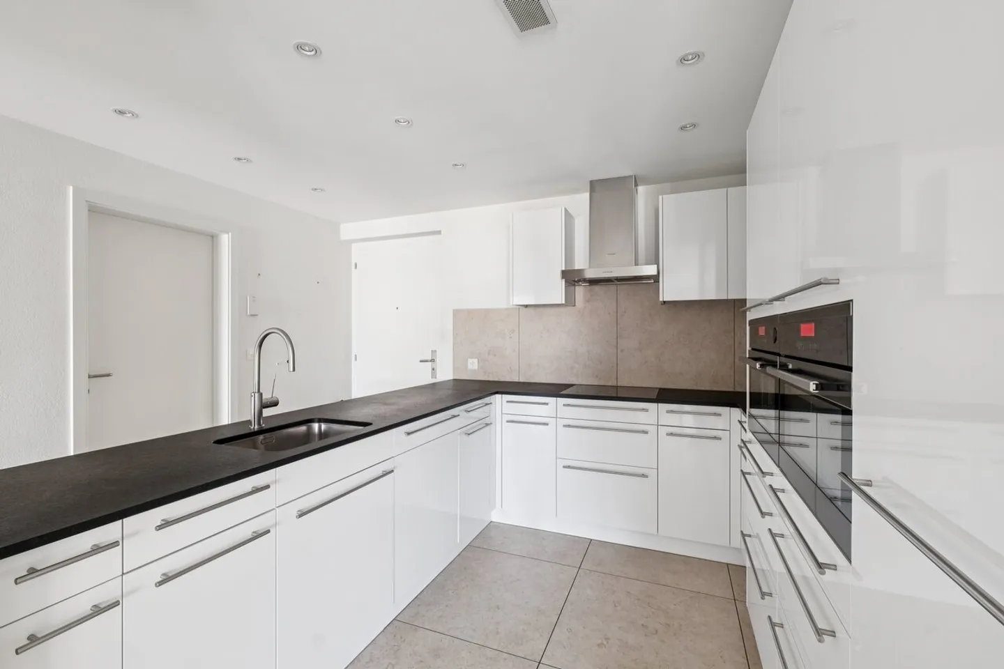 Vie moderne avec grand balcon et beaucoup de confort - Photo 2 sur 6