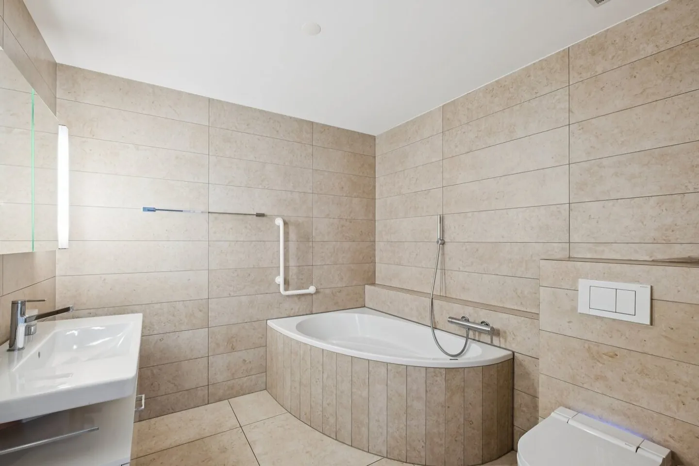 Vie moderne avec grand balcon et beaucoup de confort - Photo 4 sur 6