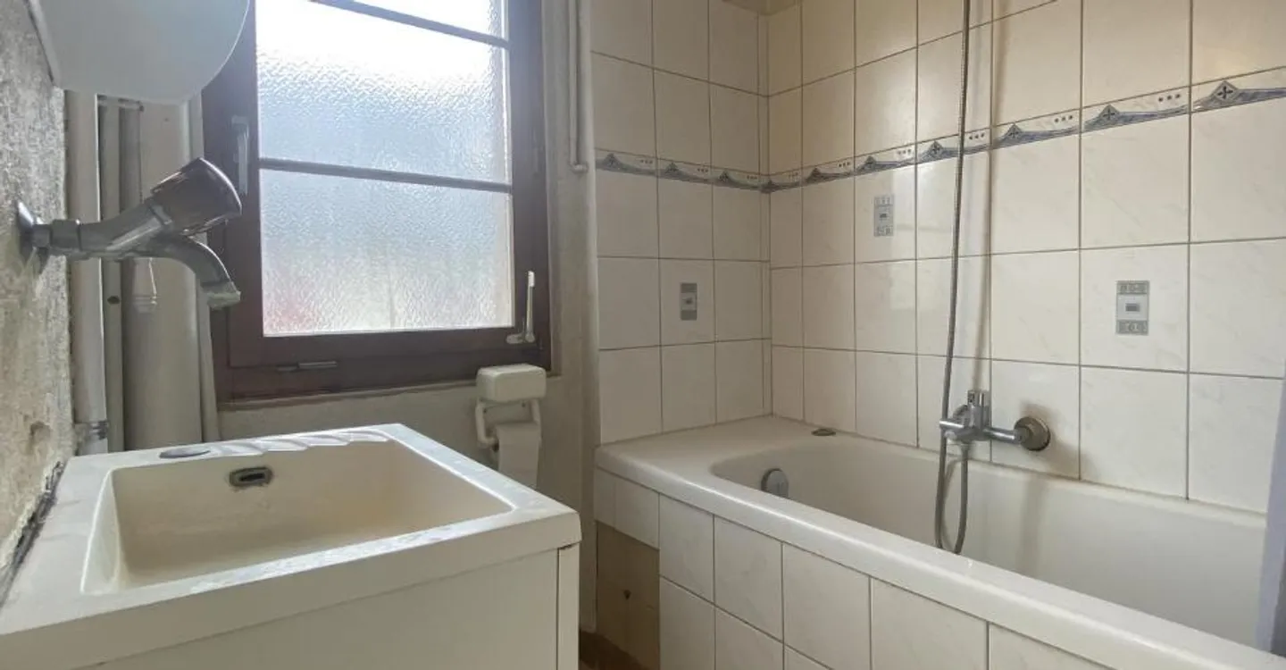 Duplex Apartment with Potential - Photo 10 of 11