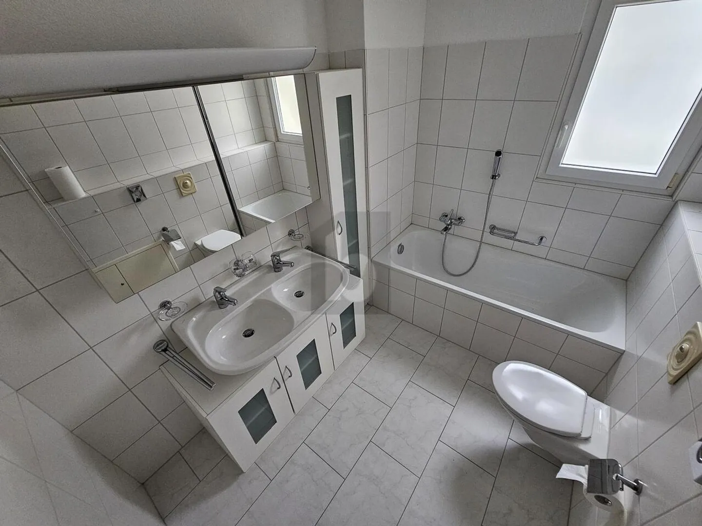 LIGHT-FLOODED, SPACIOUS & CENTRAL - Photo 2 of 6