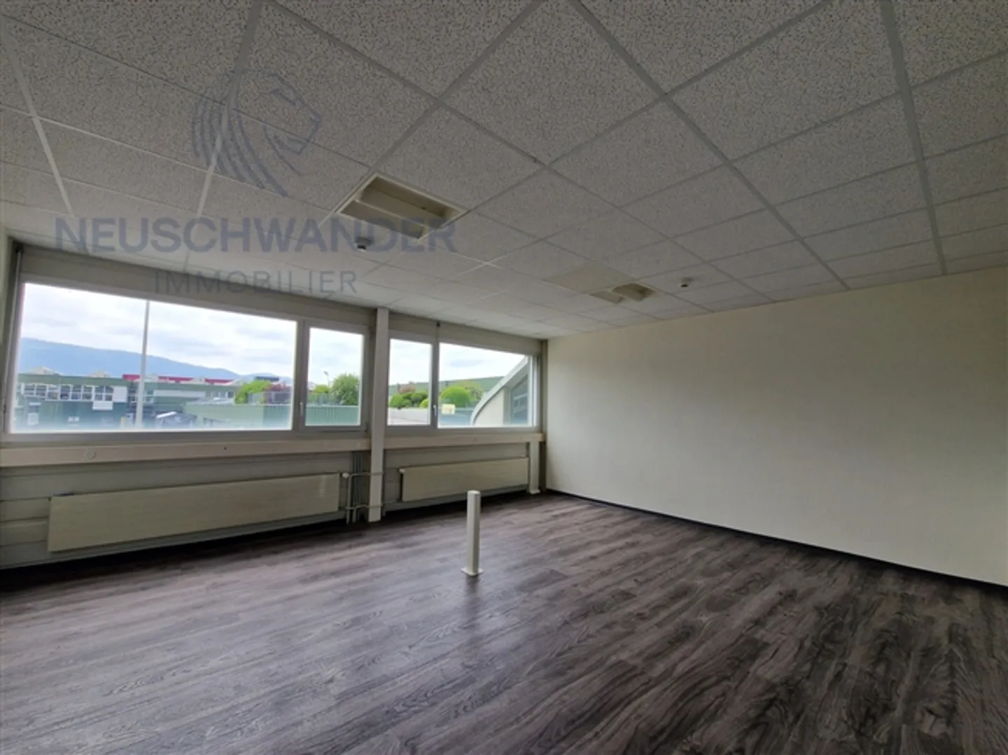 Commercial space of 180 m² under renovation - Photo 2 of 8