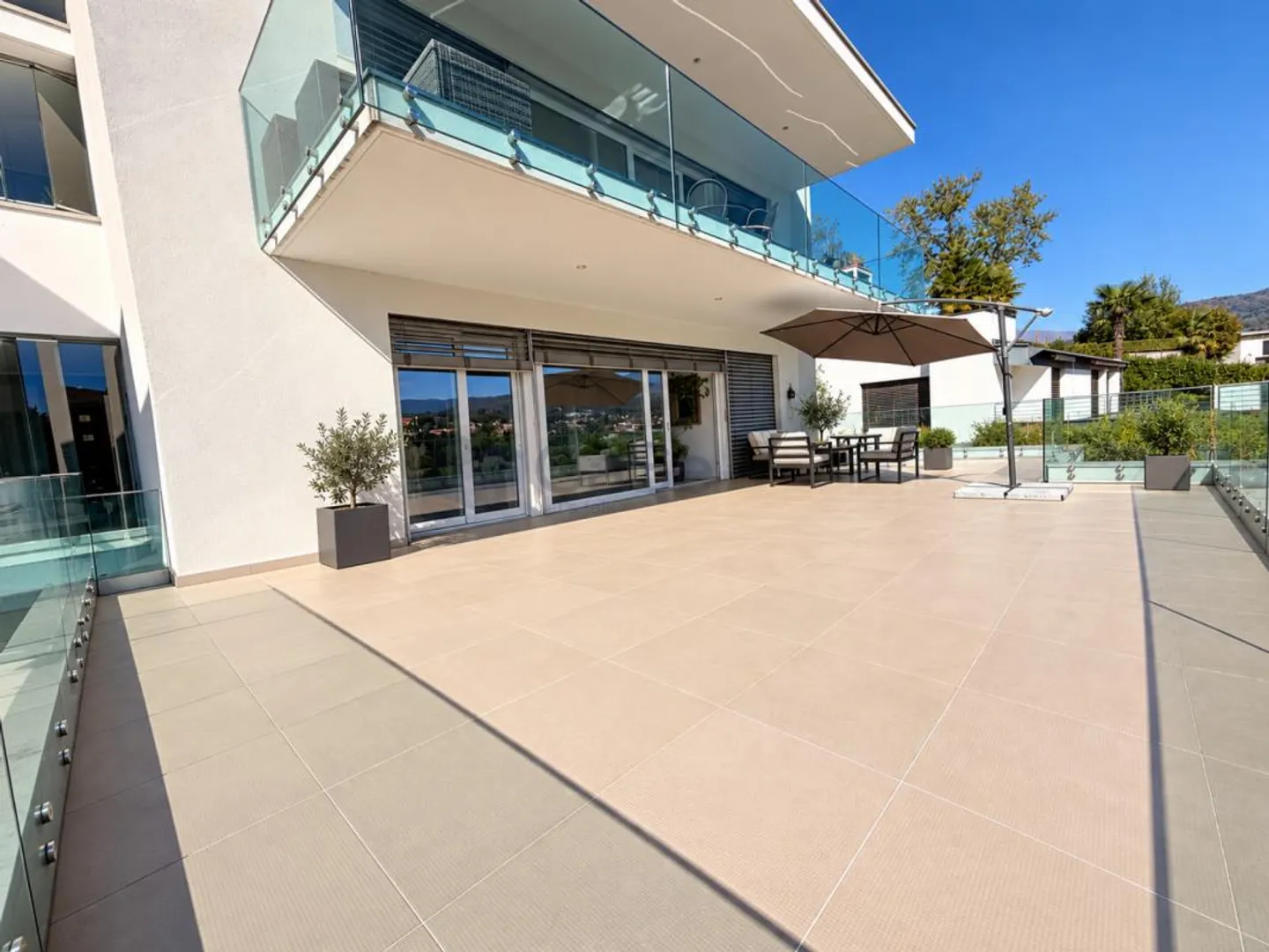 MANNO - MODERN 3.5-ROOM APARTMENT WITH 80 M² GLASS-ENCLOSED TERRACE - Photo 1 of 21