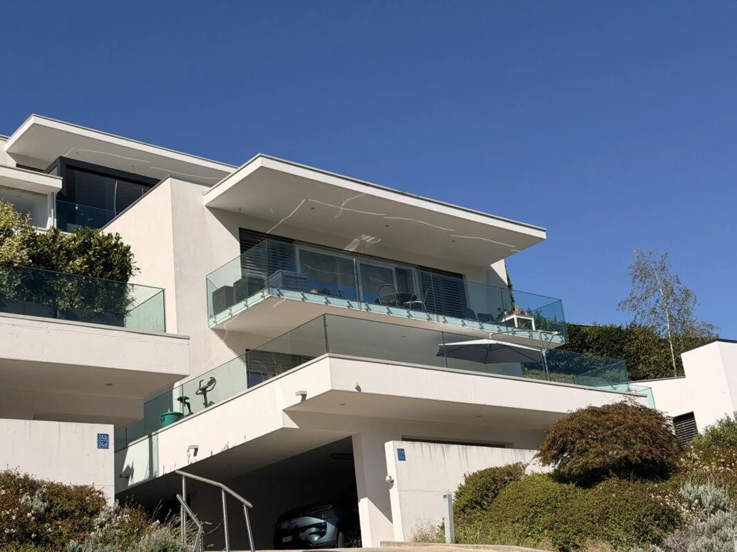 MANNO - MODERN 3.5-ROOM APARTMENT WITH 80 M² GLASS-ENCLOSED TERRACE - Photo 2 of 21