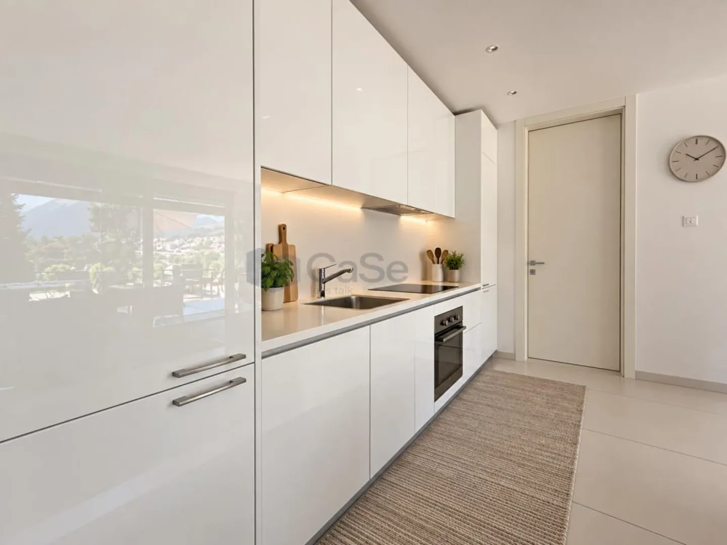 MANNO - MODERN 3.5-ROOM APARTMENT WITH 80 M² GLASS-ENCLOSED TERRACE - Photo 4 of 21