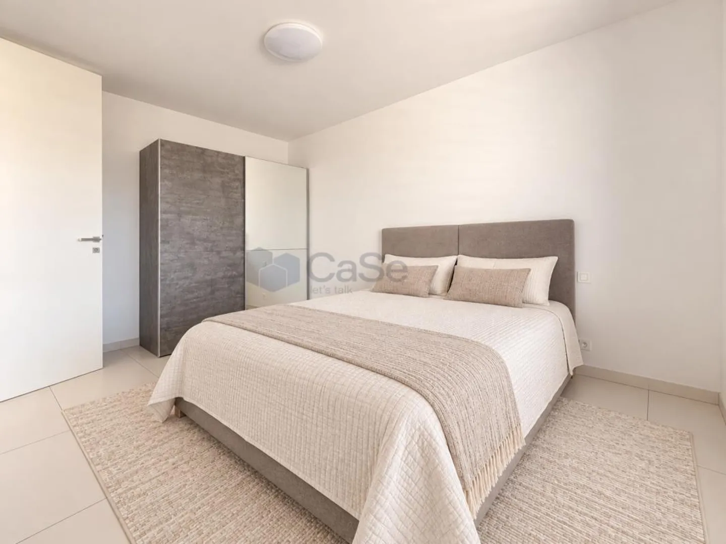 MANNO - MODERN 3.5-ROOM APARTMENT WITH 80 M² GLASS-ENCLOSED TERRACE - Photo 7 of 21