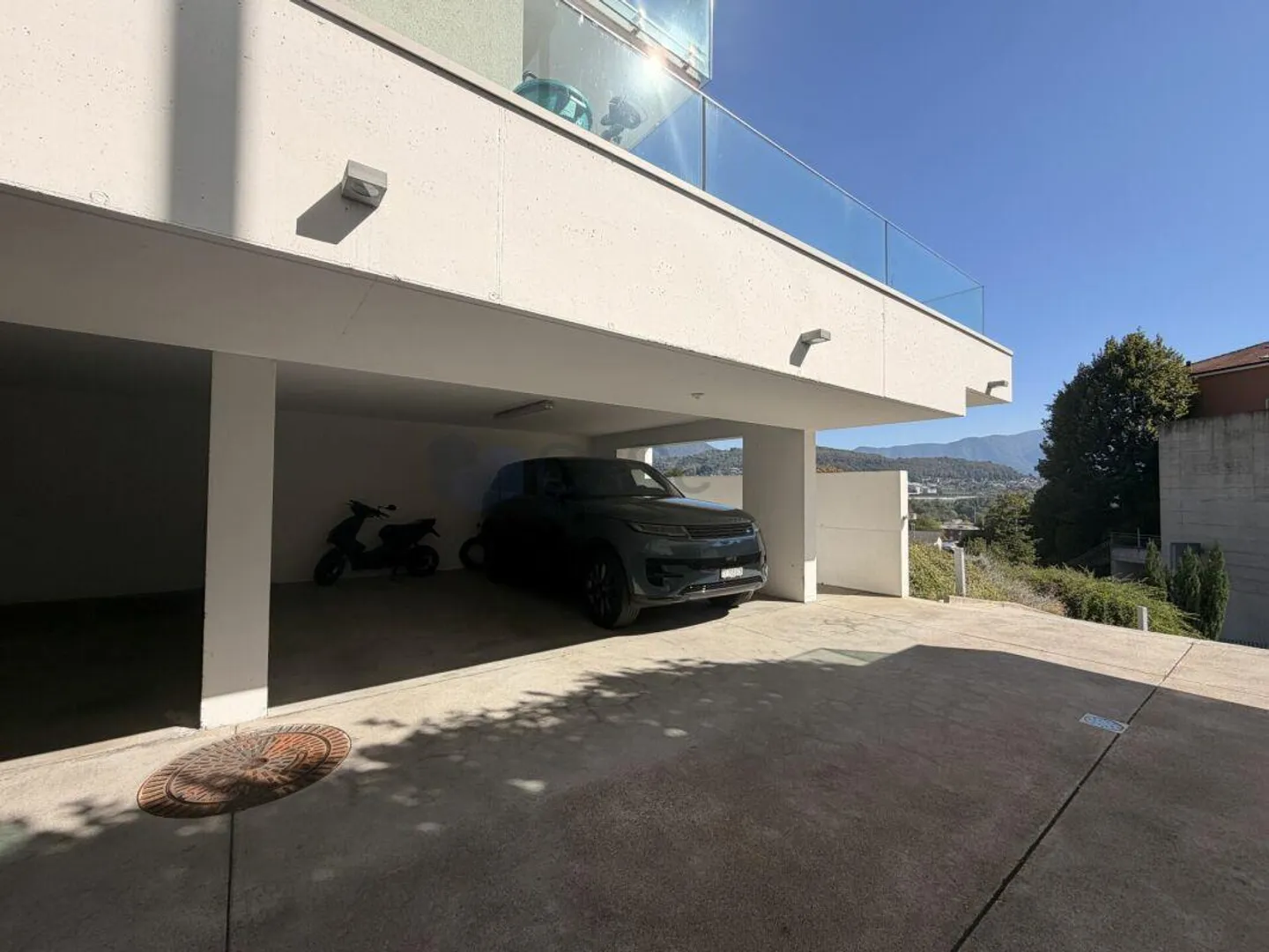 MANNO - MODERN 3.5-ROOM APARTMENT WITH 80 M² GLASS-ENCLOSED TERRACE - Photo 15 of 21