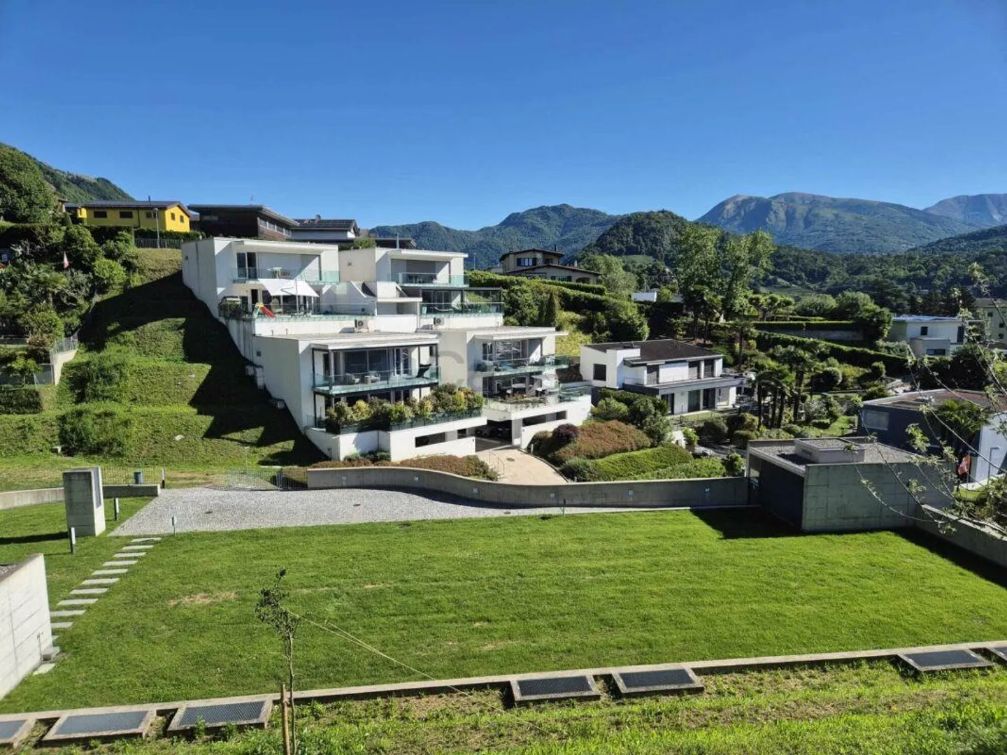 MANNO - MODERN 3.5-ROOM APARTMENT WITH 80 M² GLASS-ENCLOSED TERRACE - Photo 16 of 21
