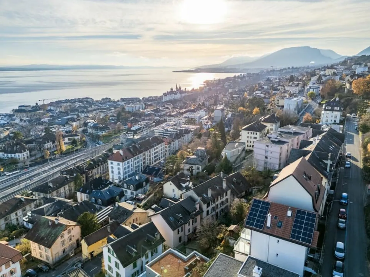 Yield building near the train station in Neuchâtel - Photo 1 of 5