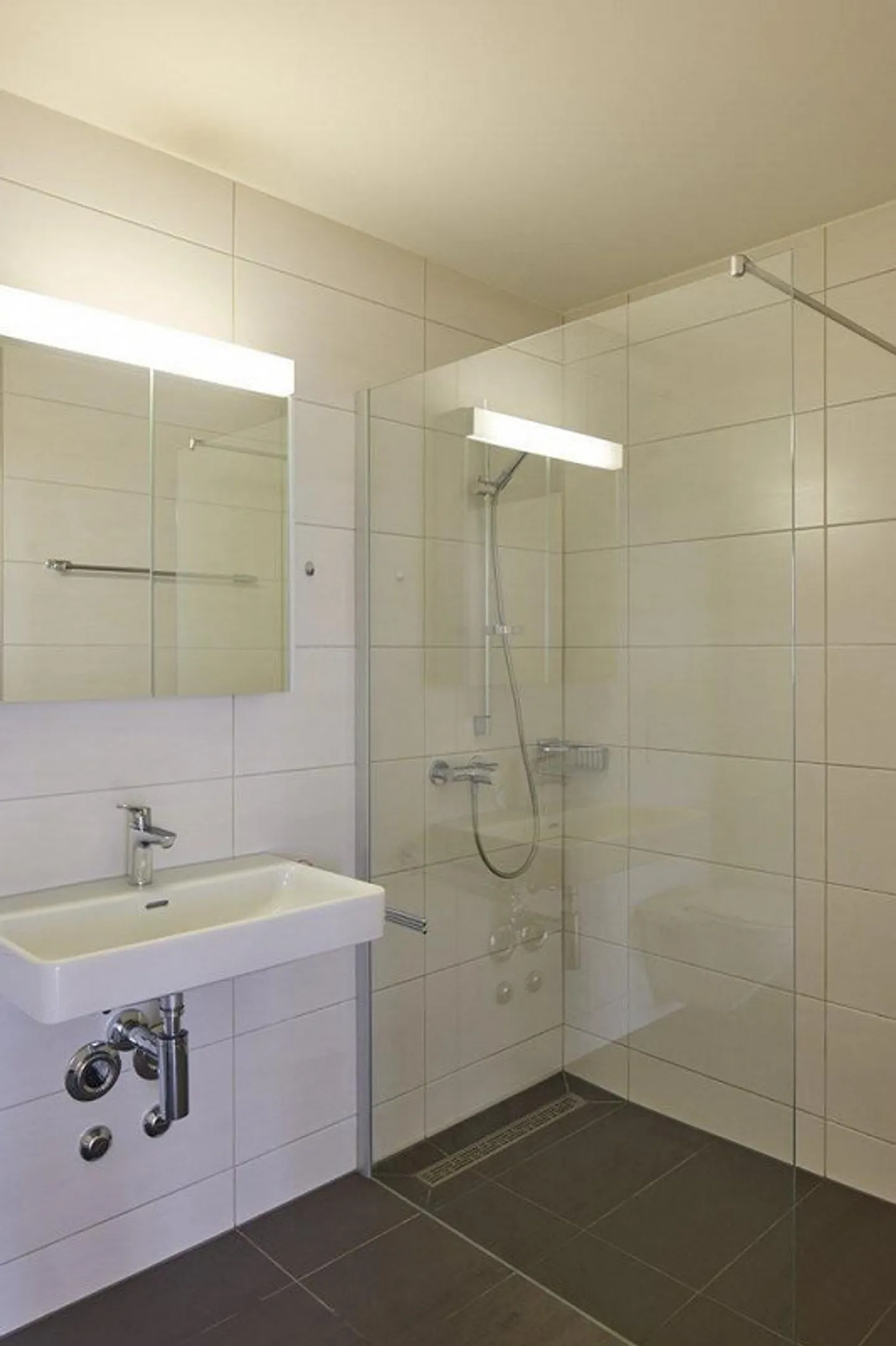 RENT WITHOUT SECURITY DEPOSIT - 3.5 Room Apartment with Garden Seating Area - Photo 4 of 9