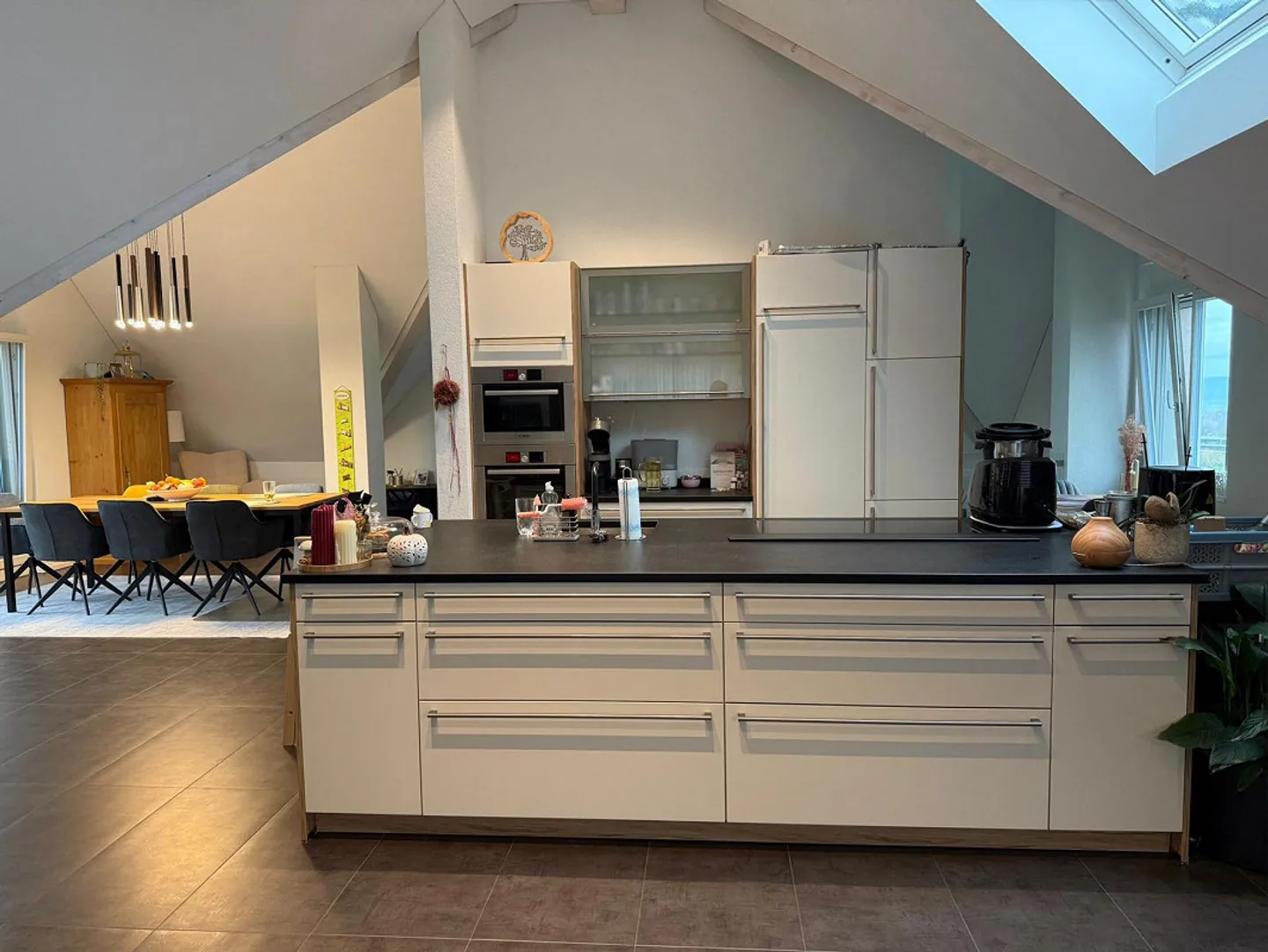 Ein richtiges Zuhause - stilvoll, gross und mit traumhafter Seesicht - Foto 3 von 13