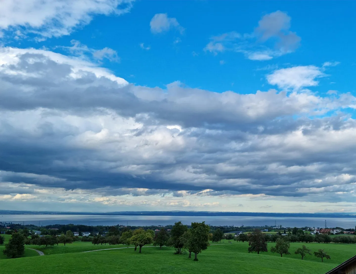 Ein richtiges Zuhause - stilvoll, gross und mit traumhafter Seesicht - Foto 1 von 13