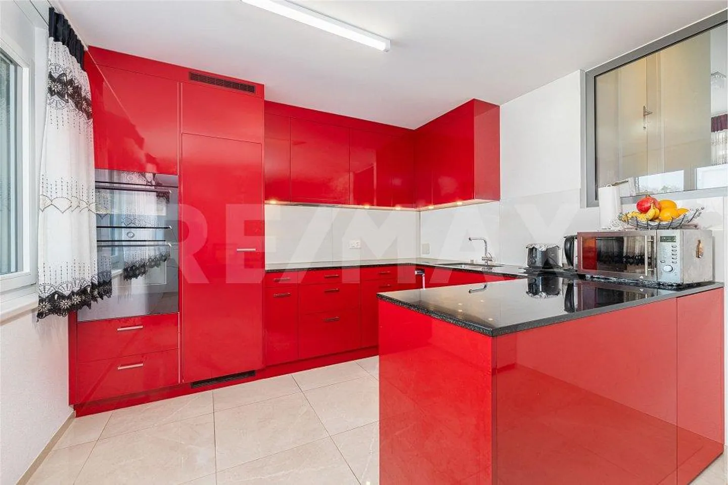 Nearly new 5.5-room terraced house with great views and high-quality finishes! - Photo 8 of 13