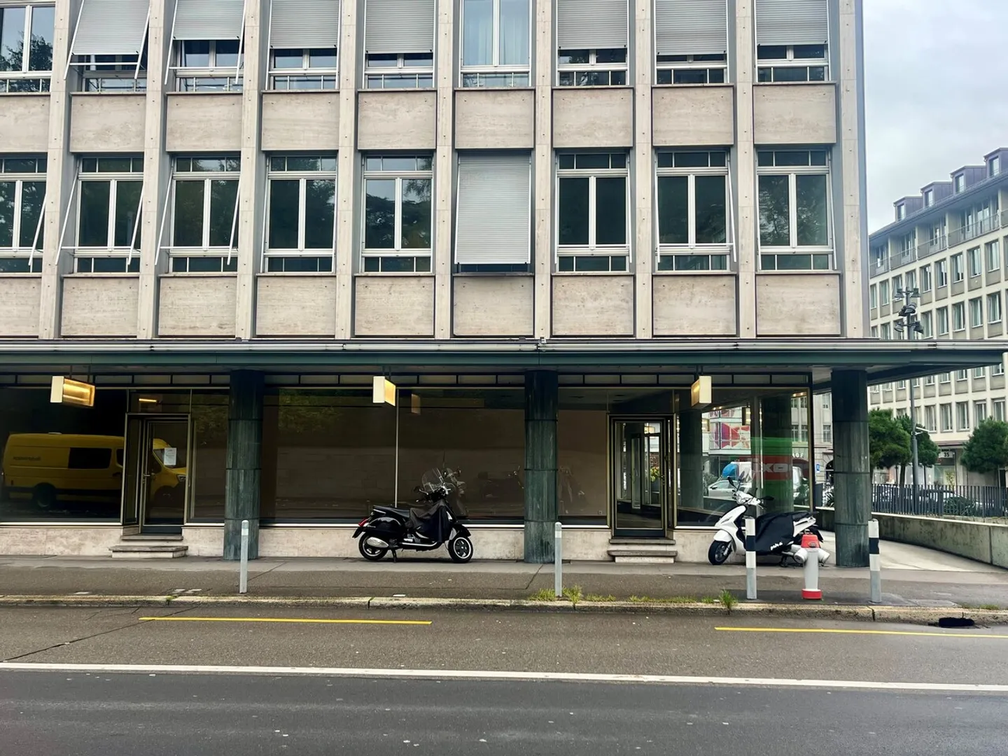 Commercial à louer - Photo 2 sur 4