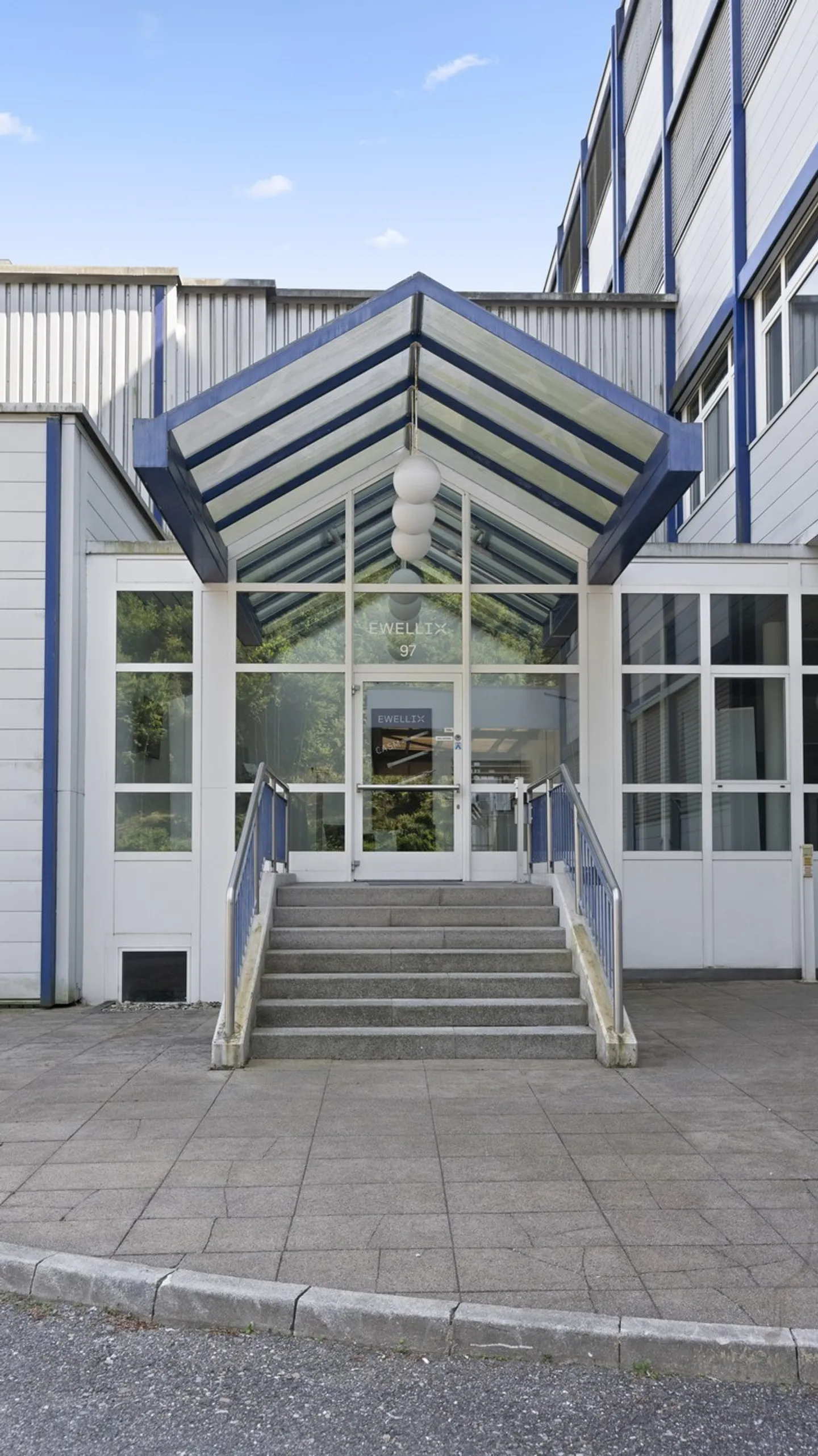 First rental office, practice and commercial spaces (415 - 1,650 m2) - Photo 3 of 7