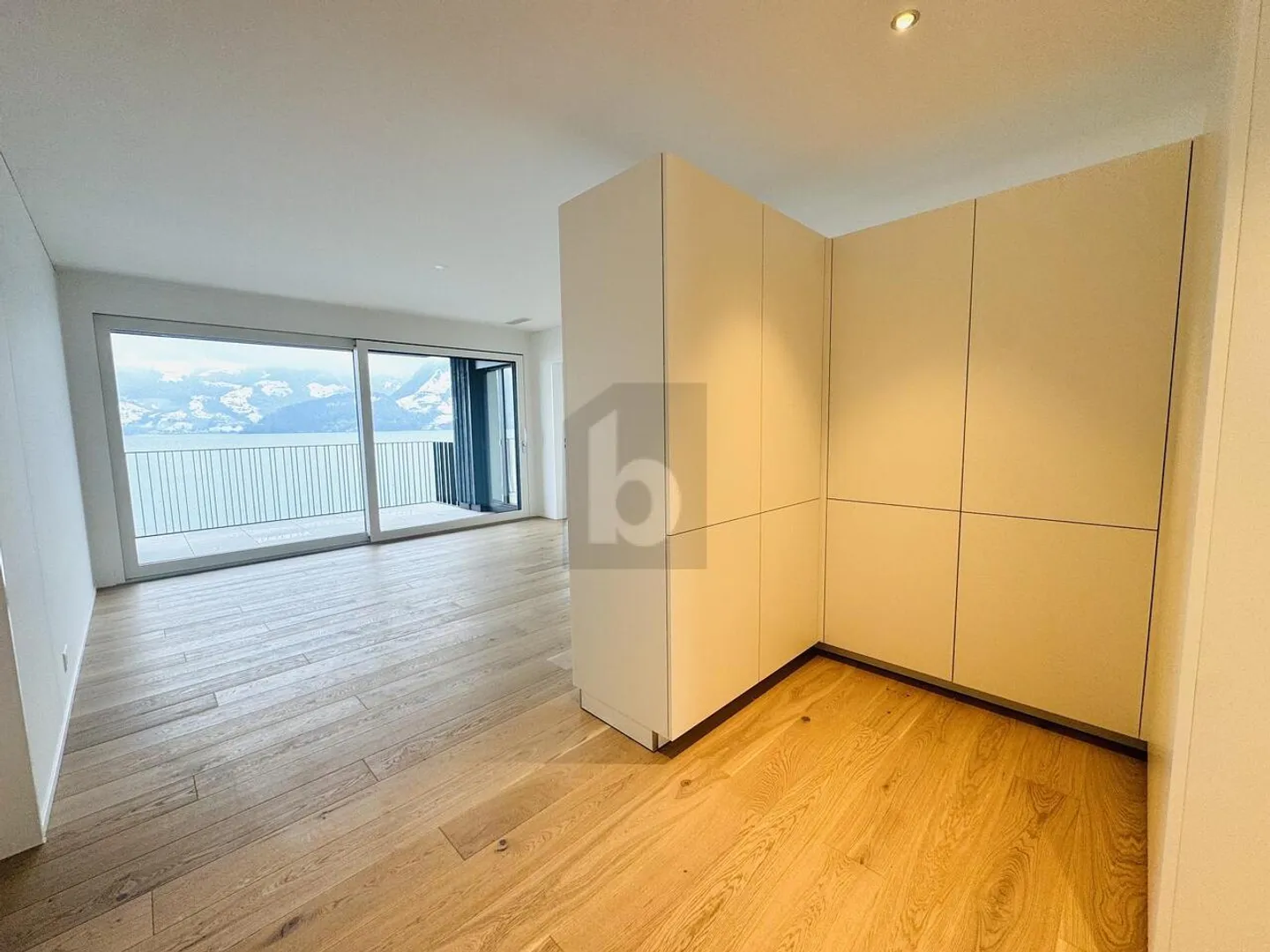 NOUVEAU CONSTRUCTION LUXUEUSE DIRECTEMENT AU LAC - Photo 4 sur 6