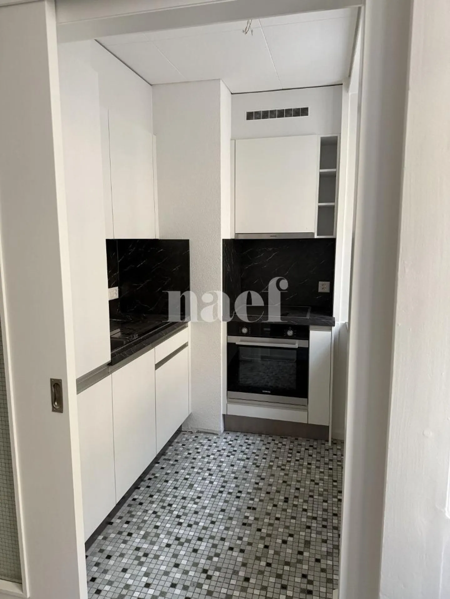 Two and a half room apartment in the city center - Photo 4 of 6