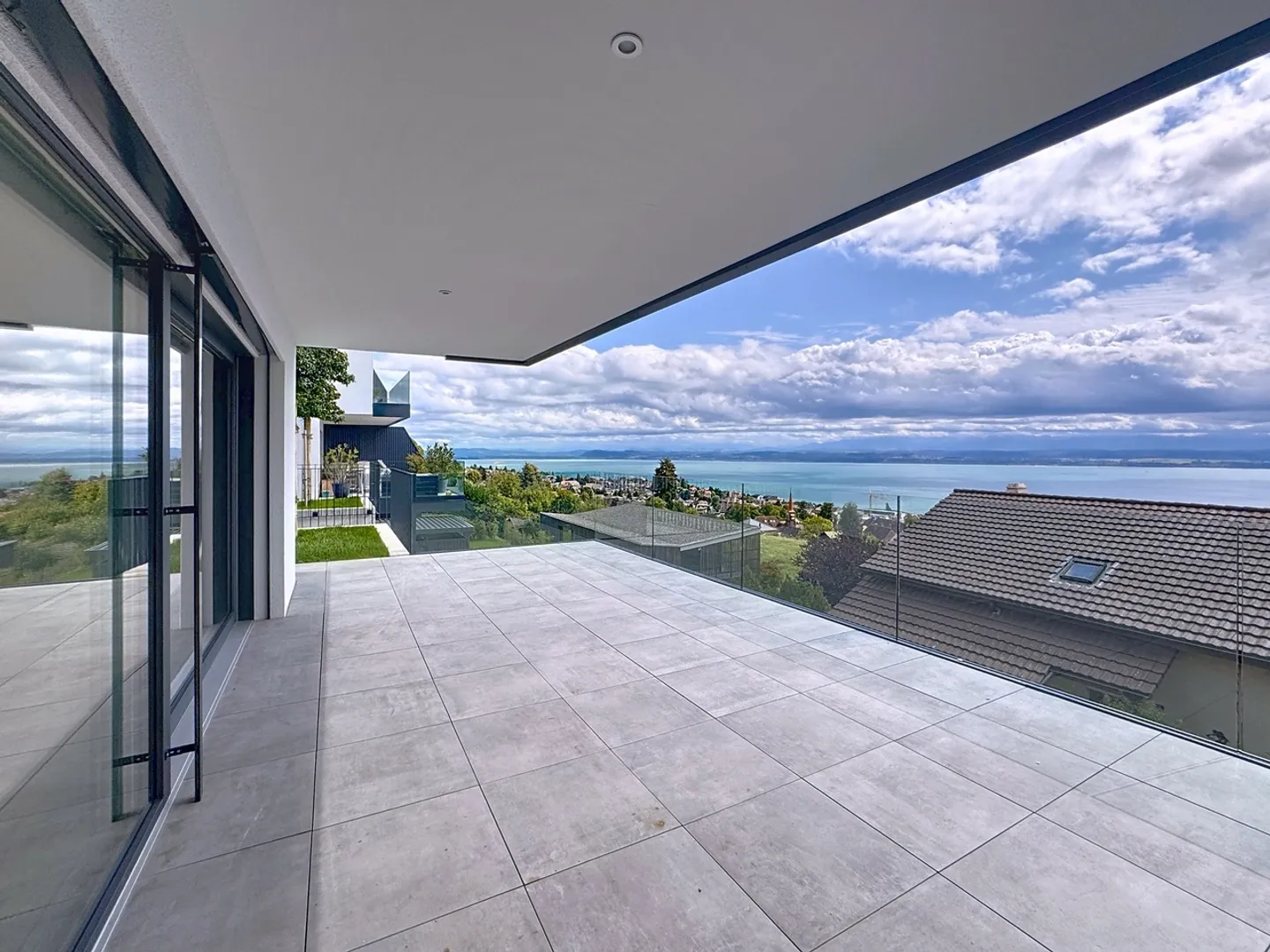 High-end semi-detached villa – 6.5 rooms – Panoramic view of the lake - Photo 2 of 9