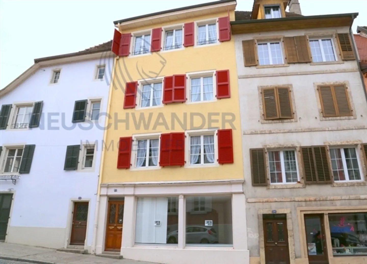 «Schöne Wohnung im 1. Stock eines kleinen renovierten unmöblierten Gebäudes.» - Foto 1 von 6