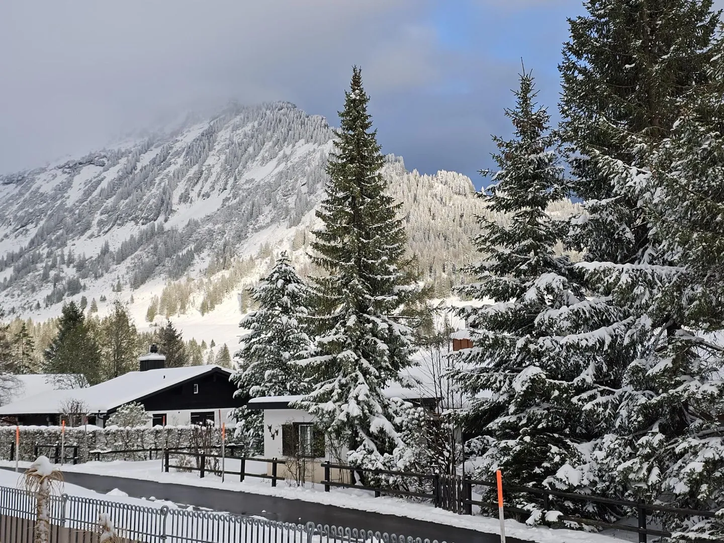 VIVRE MODERNE DANS UN PANORAMA D'HIVER : Appartements de jardin de 3,5 et 5,5 pièces avec de grandes terrasses à Amden - Photo 2 sur 10