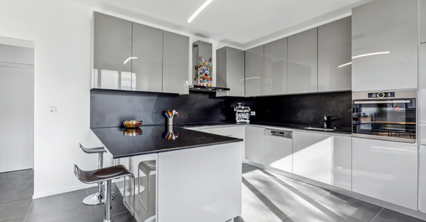 La Chaux-de-Fonds, spazioso appartamento di 3,5 locali (105 m2) con posto auto esterno - Foto 3 di 8