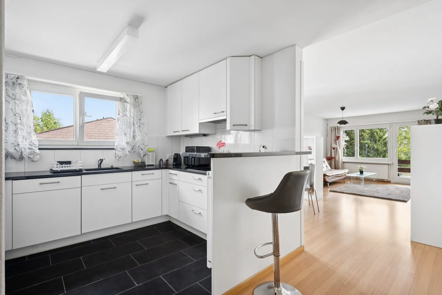 Maison attrayante avec balcon et options de stationnement - Photo 4 sur 10
