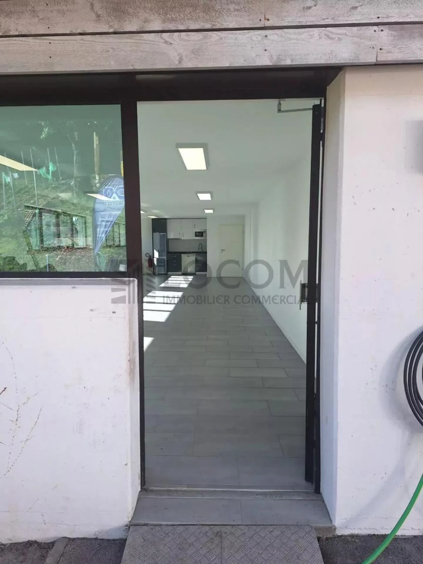 Modern premises of 70 m² with equipped kitchen and parking - Photo 8 of 11