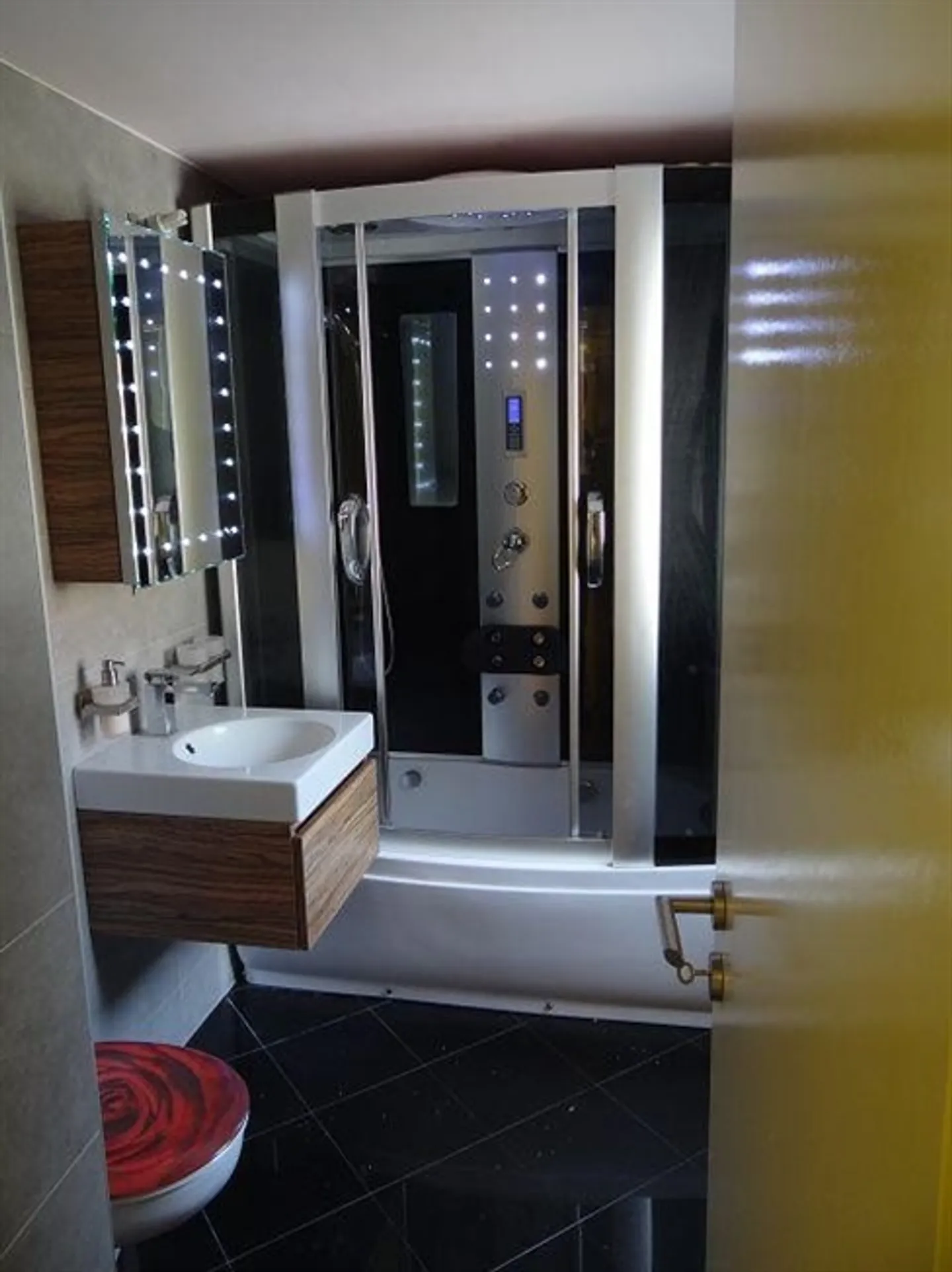 «4 1/2-Zimmer-Dorfhaus mit Sitzplatz / casa di 4 1/2 locali nel nucleo con cortile» - Foto 5 von 13