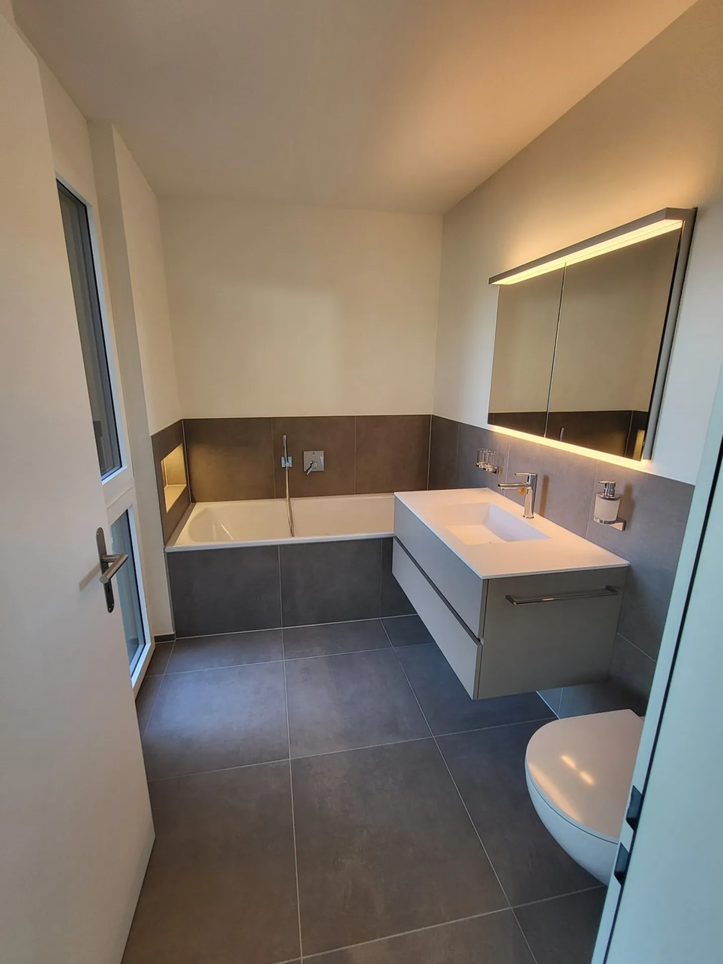 EXCLUSIVE LIVING WITH LAKE VIEW - Photo 3 of 16