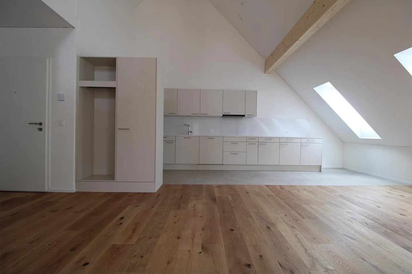 Attico esclusivo di 4,5 stanze con galleria aperta e grande balcone - Foto 7 di 13