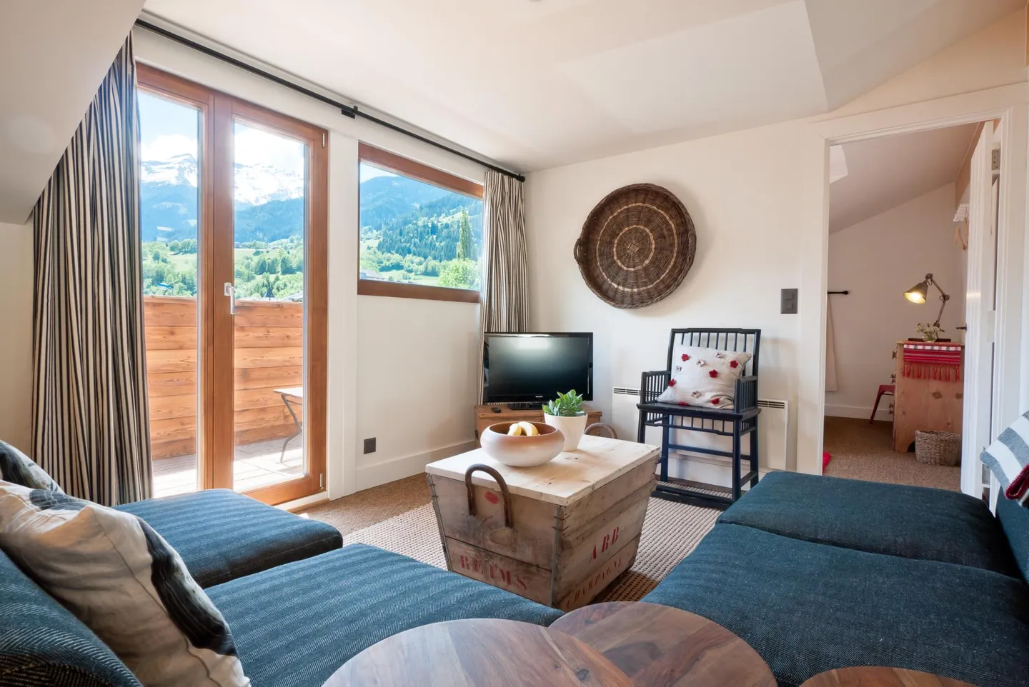 Bâtiment polyvalent avec 4 appartements - Photo 2 sur 21