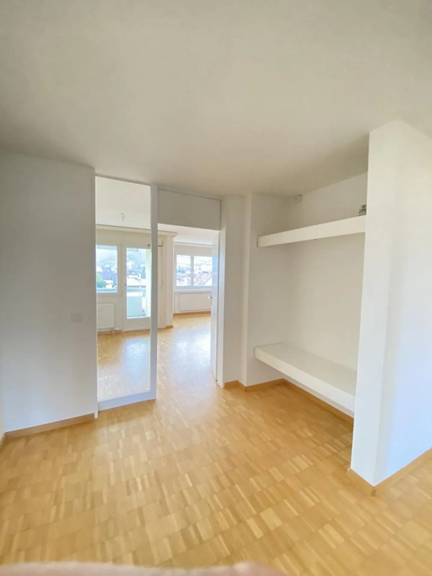 Appartement spacieux de 4,5 pièces avec cuisine et salle de bain rénovées - Photo 3 sur 10