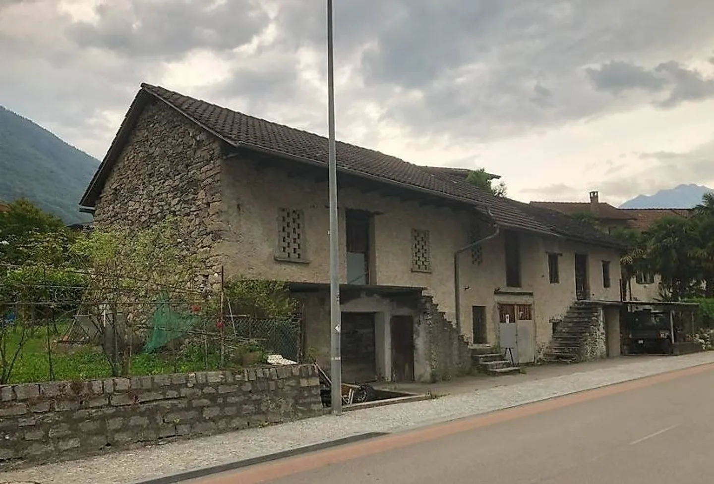 Terrain à bâtir à vendre à Lumino – Opportunité unique dans un emplacement central - Photo 2 sur 5