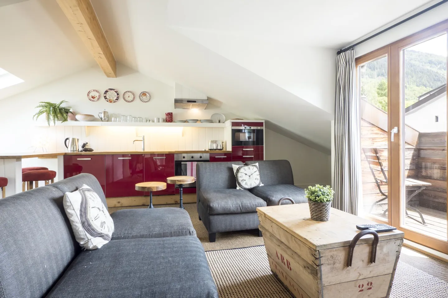 Bâtiment polyvalent avec 4 appartements - Photo 3 sur 21