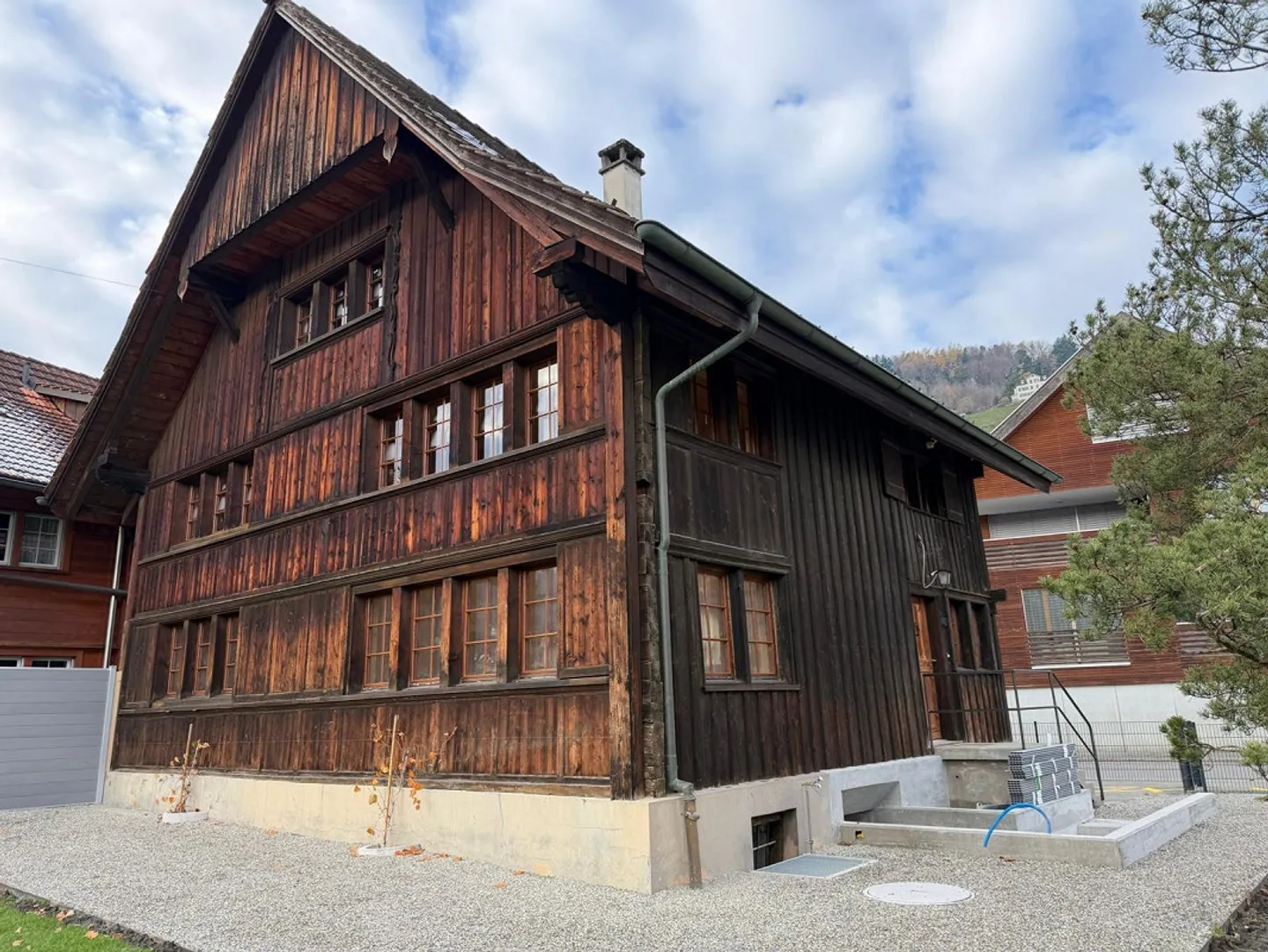 Completely renovated 230-year-old house with large garden - Photo 2 of 28