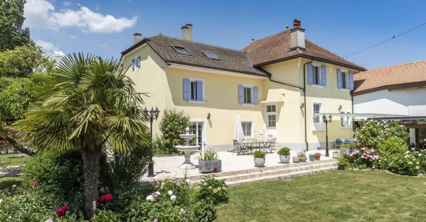 Superb village house with 3 apartments, terrace and garden - Photo 1 of 13