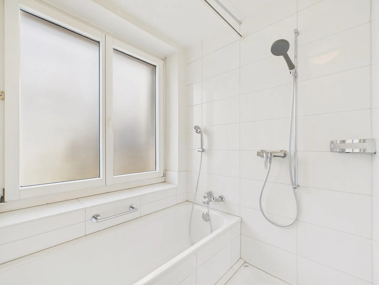 Attractive and very large 173m2 maisonette apartment in Allschwil, BL - 24 months limited until the end of 2027 - Photo 12 of 17